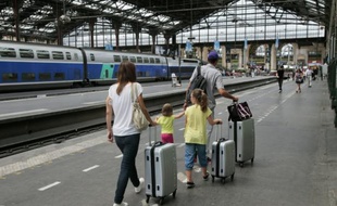 Des passagers sur un quai de la gare de Lyon à Paris le 4 juillet 2015