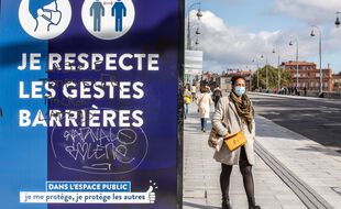 Sur le Pont-Neuf à Toulouse durant la période de crise sanitaire (Illustration)