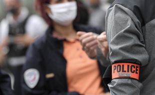 Illustration d'un brassard de police.