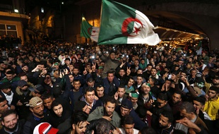 Scène de joie à Alger après l'annonce de la démission du président Abdelaziz Bouteflika, le 2 avril 2019.