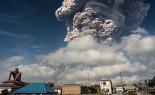 Le Sinabung est l'un des 129 volcans actifs en Indonésie