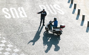 Un policier municipal sur le Vieux-Port.