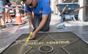 L'étoile de Charles Aznavour en pleine installation sur le Walk of Fame, le 21 août, à Los Angeles.