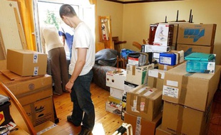 Les cartons s'entassent lors d'un déménagement chez un particulier.