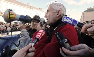 Le porte-parole de l'Acipa, principale association d'opposants à l'aéroport de Notre-Dame-des-Landes, Julien Durand, estime que "les tranchées et les barricades ne sont pas une solution", après les violences lundi entre certains opposants anti-capitalistes et les forces de l'ordre.