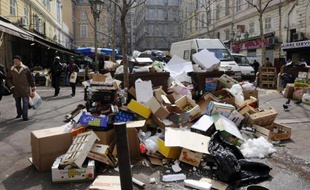 Une place de Marseille, où des ordures se sont accumulées à cause de la grève.