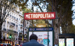 Une entrée de métro à la station Assemblée-Nationale, à Paris le 4 novembre 2019.