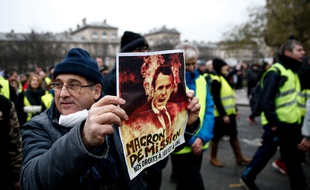 Un «gilet jaune» manifeste à Paris durant l'acte 8, le 5 janvier 2019.