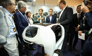 Alain Thebault présente une maquette de son Sea Bubble à Emmanuel Macron au salon Viva Technology.