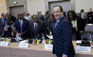 Les travaux du sommet de l'Elysée pour la paix et la sécurité en Afrique ont repris à huis clos samedi matin à Paris, avec deux conférences consacrées aux questions économiques et au changement climatique.
