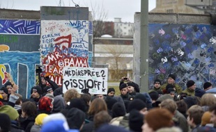 Des habitants se mobilisent pour sauver l'un des derniers vestiges du Mur de Berlin, symbole honni de la Guerre froide durant 28 ans, menacé d'être amputé pour permettre de nouveaux aménagements urbains.