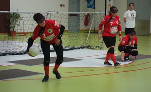 Dans chaque équipe de torball, les trois joueurs alternent entre attaque et défense.