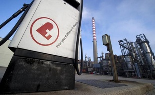 L'agence de notation américaine Standard and Poor's a dégradé à "CCC+" la note de crédit à long-terme du groupe de raffinage pétrolier suisse Petroplus, selon un communiqué publié jeudi.