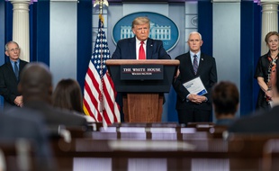 Donald Trump fait un point sur le coronavirus le 25 mars 2020, avec le vice-président Mike Pence et les docteurs Anthony Fauci et Deborah Birx.