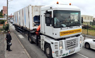 Un camion transportant les corps des victimes du crash du Rio-Paris part du port de Bayonne à destination de Paris, le 16 juin 2011.