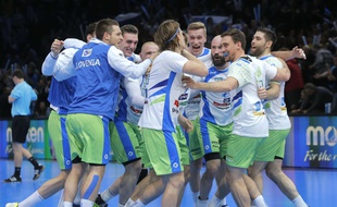 L'équipe de Slovénie fête sa qualification pour les demi-finales du Mondial de handball, le 24 janvier 2017 à Bercy.