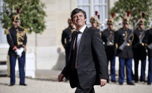 La commission des résolutions du PS, chargée de préparer la Convention du parti sur l'Europe, dimanche, a entamé mercredi soir ses travaux pour tenter d'aplanir les divergences entre la direction du Parti socialiste et son aile gauche, les deux parties paraissant vouloir calmer le jeu.