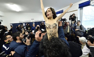 Silvio Berlusconi a été chahuté par une militante Femen.