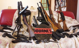 L'arsenal découvert dans le faux plafond d'un grenier chez un particulier.