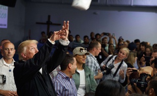 Donald Trump lance des rouleaux de papier essuie-tout aux sinistrés de l'ouragan Maria à Porto Rico, le 3 octobre 2017.