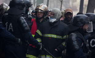 Des heurts ont éclaté en marge du cortège, provoquant des affrontements entre manifestants et forces de l’ordre.