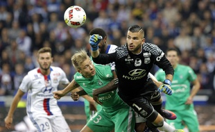 Le gardien lyonnais Anthony Lopes s'impose ici devant l'attaquant stéphanois Alexander Söderlund, lors du dernier derby, le 2 octobre à Décines.