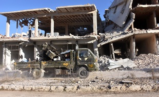 Un véhicule des forces syriennes pro-gouvernementales patrouille à Alep, le 27 novembre 2016, dans le quartier Masaken Hanano, repris aux rebelles.