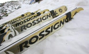 Des skis de compétition Rossignol, lors de la coupe du monde de ski alpin le 5 janvier 2005 à Santa Caterina (Italie)