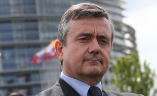 Strasbourg le 14 04 2014. Yves Jego, president de l'UDI. Sur le parvis du Parlement europeen a Strasbourg demande un engagement renforce et constant sur le caractere indiscutable du siege du Parlement europeen a Strasbourg.