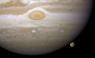 Jupiter et sa lune, Ganymède.