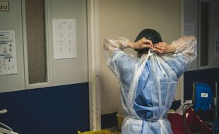 Une soignante dans un hôpital à Grasse, le 22 janvier.