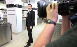 L'animateur Stéphane Rotenberg dans les cuisines de l'Hôtel Royal d'Evian, lors du tournage de la finale de la saison 9 de «Top Chef».