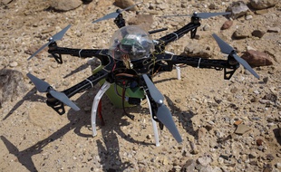 Un drone de type multicoptère.
