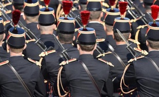 Le défilé du 14 juillet, ouvert par les troupes maliennes, a commencé dimanche peu après 10H00 sur l'avenue des Champs Elysées, sous un soleil radieux et en présence d'une foule dense.