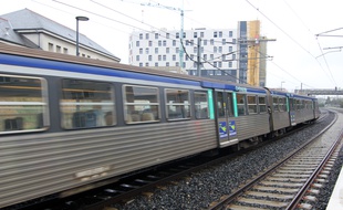 Un train circule sur le réseau ferré de Bretagne, ici à Rennes.