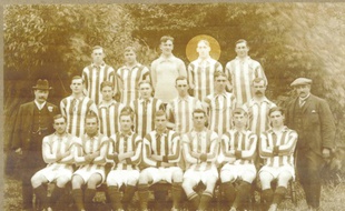 L'équipe de Bristol Rovers en 1912-13. WilliamH.P. Westwood se trouve sur la rangée du haut, au 4e rang en partant de la gauche.