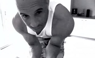 L'acteur Vin Diesel danse devant sa webcam.