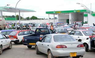 Des véhicules attendent de pouvoir acheter de l'essence dans un station service de Libreville à la fin d'une précédente grève ayant touché le secteur pétrolier gabonais le 5 avril 2011