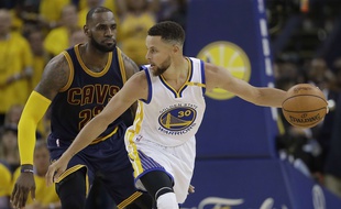 Stephen Curry domine LeBron James, et Golden State prend le large face à Cleveland en finale NBA.
