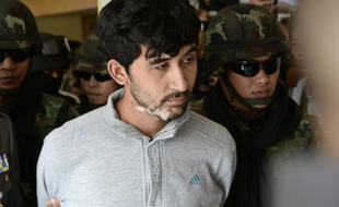 Un suspect dans l'enquête sur l'attentat de Bangkok, Yusufu Mieraili (c), escorté par des policiers, le 7 septembre 2015 à Bangkok