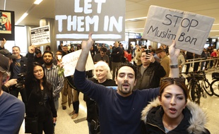 Des manifestants opposés au décret de Donald Trump sur l'immigration, à l'aéroport LAX de Los Angeles.