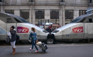 Des passagers en gare de Bordeaux Saint-Jean