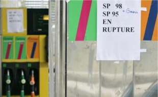 Les premières stations-service en rupture totale ont fait leur apparition en ville.