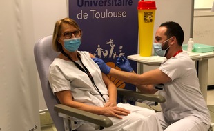 Nelly, infirmière au service des maladies infectieuses du CHU de Toulouse, a été vaccinée mercredi 6 janvier.