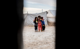 Le camps de Roj au nord-est Syrien compte de très nombreux enfants de ressortissants étrangers engagés dans les rangs de Daesh. La France refuse de tous les rapatrier.