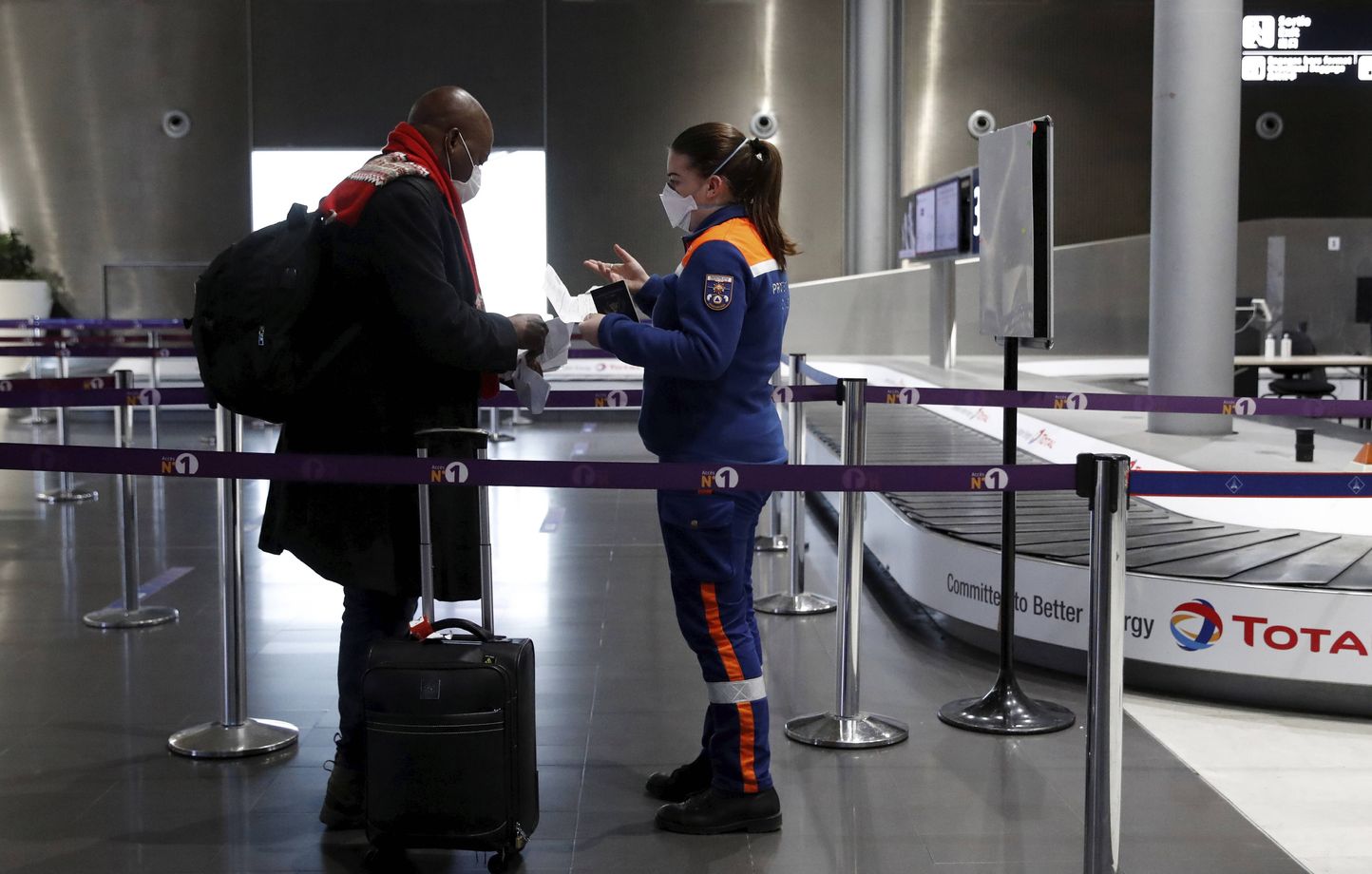 Une membre de la protection civile face à un voyageur à l'aéroport de Roissy. (illustration) 