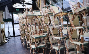 Un café fermé à Paris.