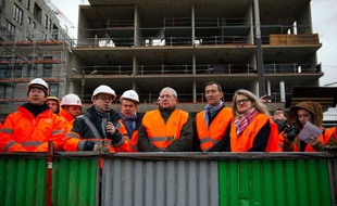 Jeudi 16 Janvier 2014, Jean-Paul Huchon et Bénédicte Tilloy ont visité le chantier de la future gare multi-modale Rosa Parks.