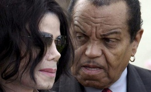 Michael Jackson et son père Joe à la sortie de la Cour de justice de Santa Barbara, le 21 mars 2005.