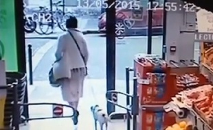 Capture de la vidéo, dans laquelle on voit une femme voler un chien, dans un supermarché à Paris (10e).